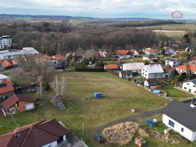 ZÁSMUKY, STAVEBNÍ POZEMEK 672 m²