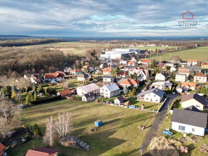 ZÁSMUKY, STAVEBNÍ POZEMEK 700 m²