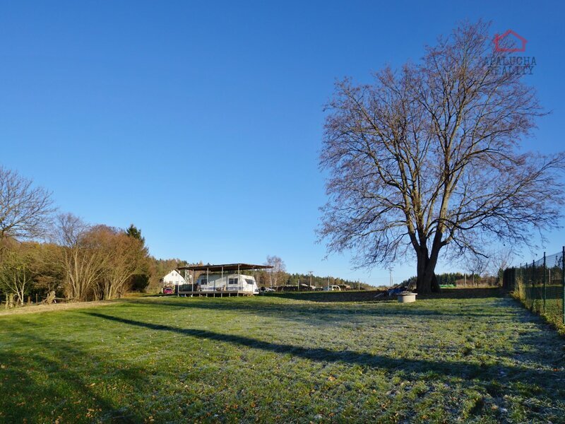 STARÉ NESPEŘICE, STAVEBNÍ POZEMEK 1790 m² S KARAVANEM